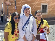Fifty-four Missionaries of Charity are in Rome this week for the Catholic Church’s Jubilee of Young People, where they are approaching young people one by one to invite them to spend time with Christ in all-day Eucharistic adoration and to learn about the mission and message of their founder, St. Teresa of Calcutta.