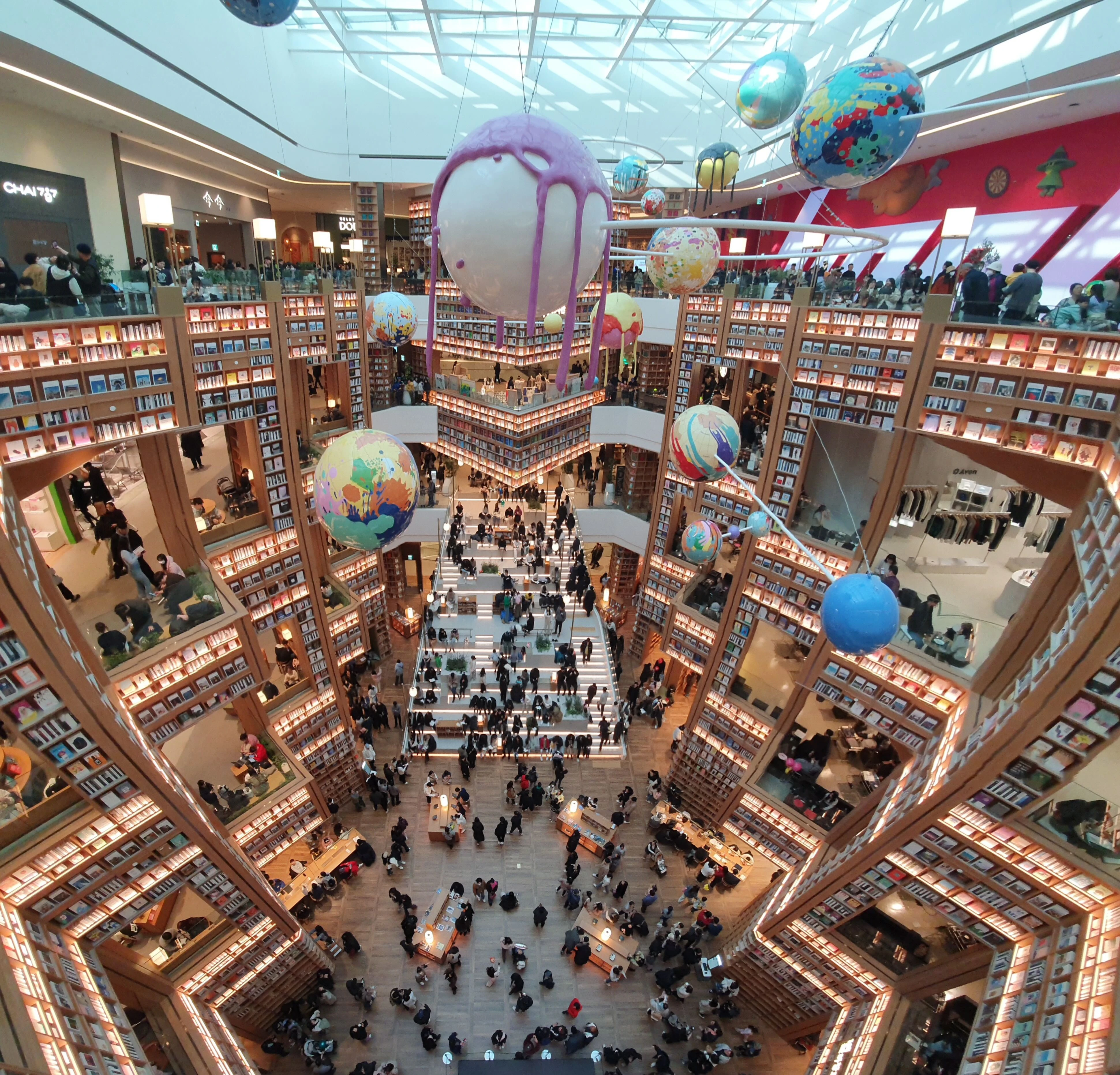 Library in Starfield Shopping Mall, Suwon, South Korea.?w=200&h=150