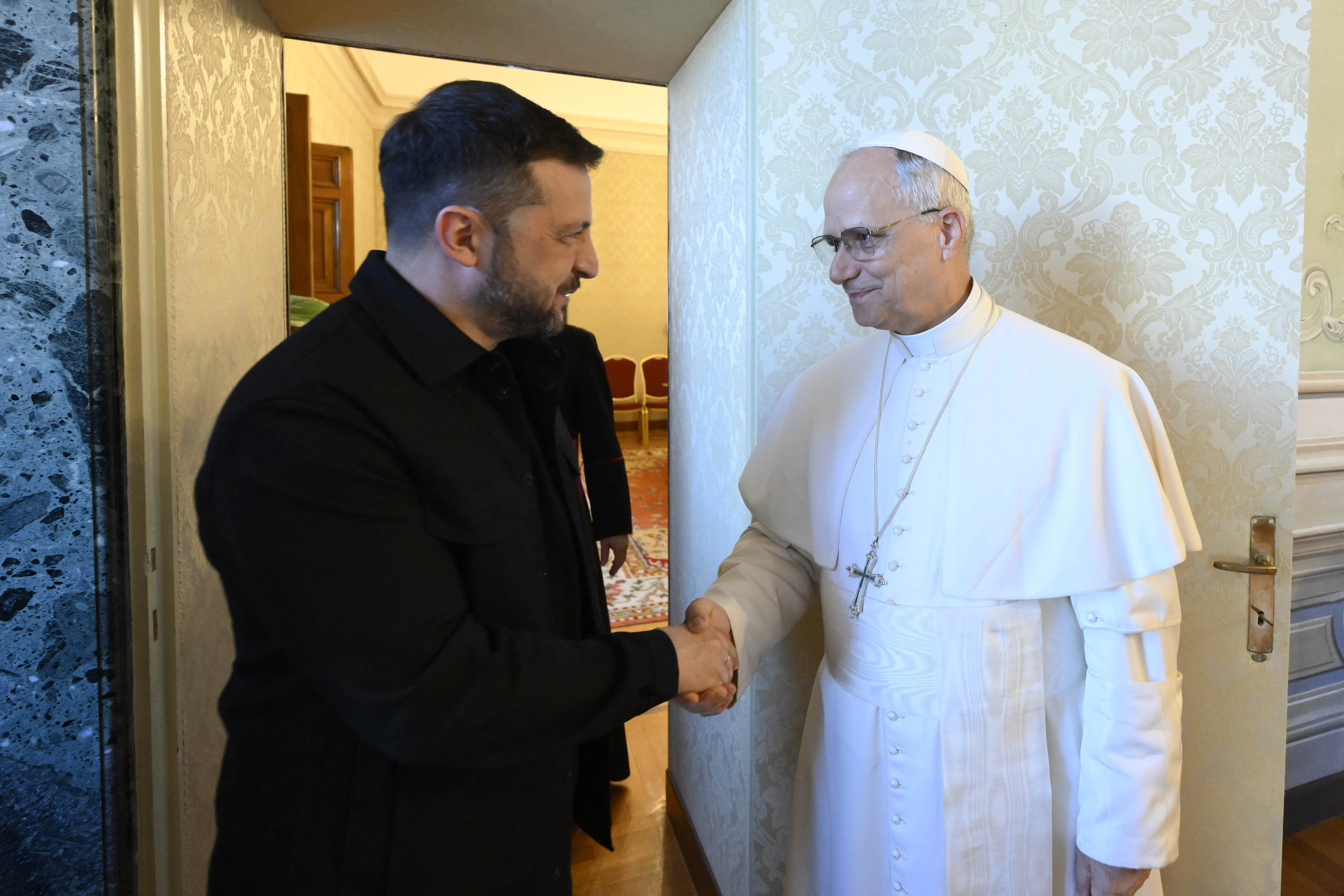 Pope Leo XIV greets Ukrainian President Volodymyr Zelenskyy at Castel Gandolfo on July 9, 2025.?w=200&h=150