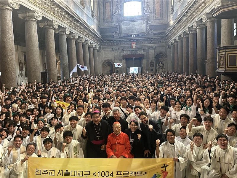 Young Korean pilgrims gather for Mass during the Jubilee of Youth in the Basilica of San Crisogono in Trastevere offered by Cardinal Andrew Yeom Soo-jung on July 31, 2025.?w=200&h=150