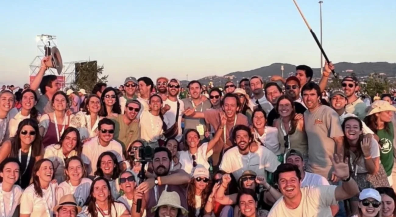 Young people on the esplanade of Tor Vergata during the vigil with Pope Leo XIV.?w=200&h=150