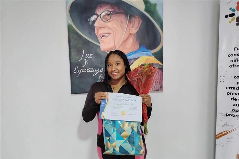 Gabby is the Ecuador program’s mother representative on the Innovation Fund proposal selection committee. Standing before a photo of Unbound’s late co-founder Bob Hentzen, she proudly holds the certificate of recognition awarded to her by Unbound for her participation and valuable contributions in the selection process.?w=200&h=150