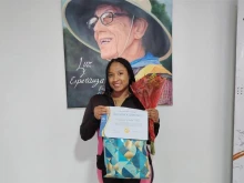 Gabby is the Ecuador program’s mother representative on the Innovation Fund proposal selection committee. Standing before a photo of Unbound’s late co-founder Bob Hentzen, she proudly holds the certificate of recognition awarded to her by Unbound for her participation and valuable contributions in the selection process.