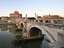 The “Alta Sartoria” Dolce & Gabbana fashion show took place July 15, 2025, on the pedestrian-only Sant’Angelo Bridge, found directly in front of Castel Sant’Angelo, an ancient mausoleum later used as a papal fortress.