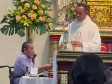 Acolyte Reynaldo José Osorio Muñoz doesn’t let his age or disability interfere with his desire to serve God at the altar of his parish in Colombia.