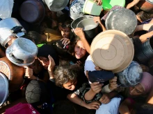 Palestinian children shove to receive a meal at a charity kitchen in the Mawasi area of Khan Yunis in the southern Gaza Strip on July 22, 2025. The head of Gaza’s largest hospital said 21 children have died due to malnutrition and starvation in the Palestinian territory in the past three days, amid a devastating assault by Israeli forces.