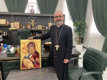 Bishop Benedictus Hanno receives  the Our Lady of Persecuted Christians icon in Qaraqosh, Iraq, on Aug. 6, 2025, from Father Benedict Kiely of Nasarean.org.