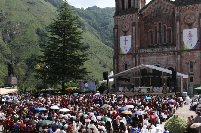 Thousands of young people at the opening Mass for JEMJ 2025 on July 4, 2025, at the shrine in Covadonga located in the Asturias province of Spain.?w=200&h=150