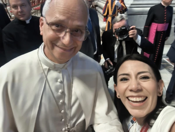 María Fernanda de Luna Martínez in her "selfie" with Pope Leo XIV. Credit: Photo courtesy of María Fernanda de Luna