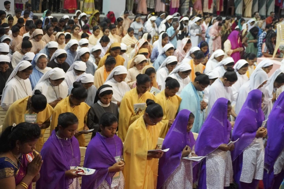 Nuns in habits pray alongside novices at the Indore Bible Convention in Madhya Pradesh, October 2023.?w=200&h=150