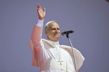 Pope waves to attendees at Jubilee of Youth's closing Mass