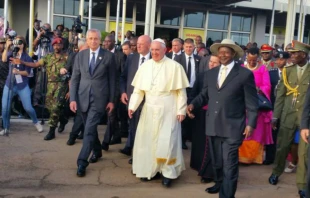 Pope Francis arrives in Uganda. Martha Calderon / CNA.