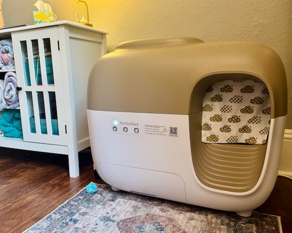 self-cleaning cat litter box from PetSnowy