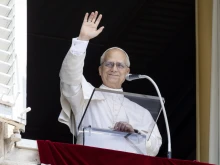 Pope Leo XIV, speaking in English, expressed his “sincere condolences” to “families who have lost loved ones, in particular their daughters, who were at the summer camp, in the disaster caused by flooding of the Guadalupe River in Texas in the United States” after praying the Angelus with pilgrims gathered in St. Peter’s Square on July 6, 2025.