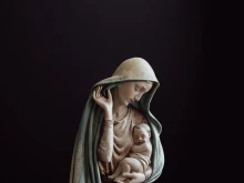 Pope Leo XIV encouraged a mother to rely on the Virgin Mary as she raises her daughters in the faith.