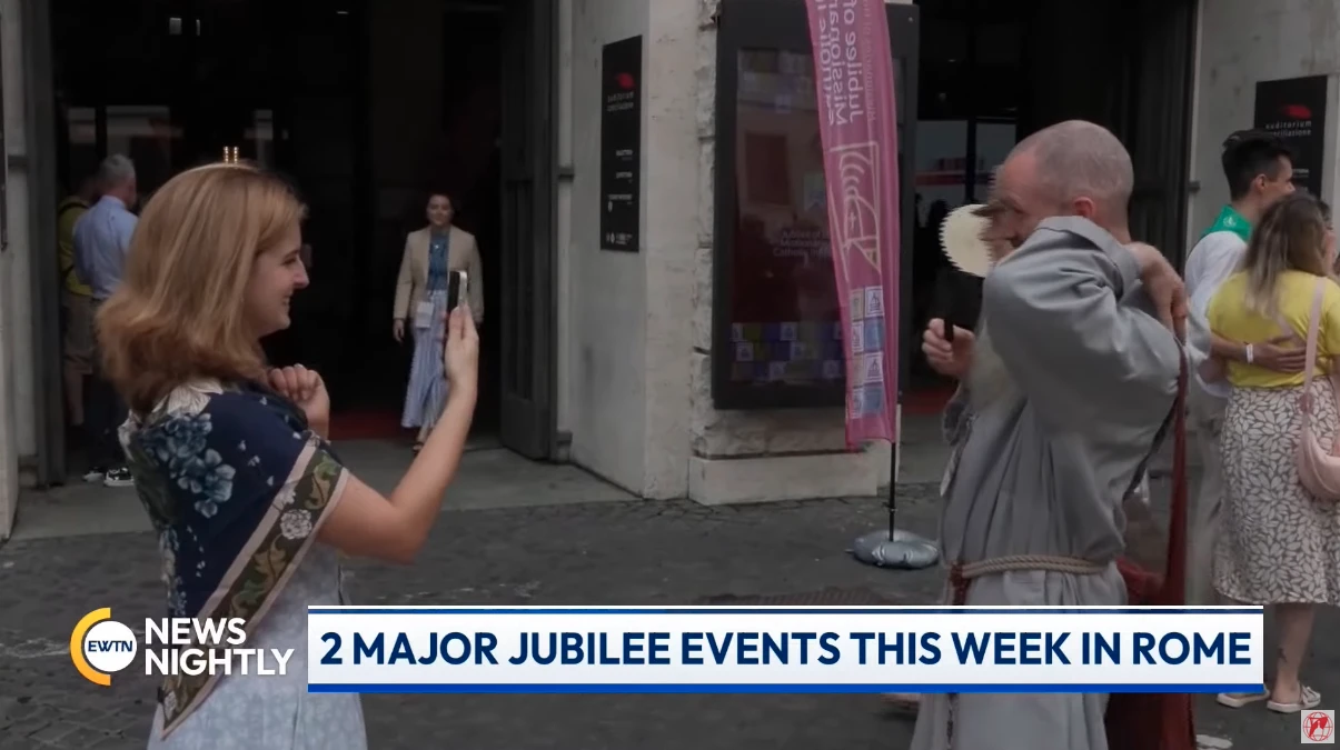 A jubilee attendee snaps a shot of a fellow jubilee-goer in Rome during a broadcast of “EWTN News Nightly,” Monday, July 28, 2025.?w=200&h=150
